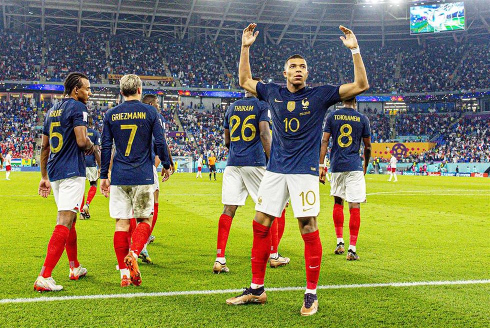 El delantero francés Kylian Mbappé celebra un gol ante Dinamarca en el Mundial de Catar. 