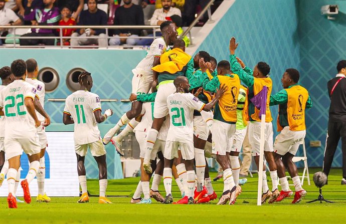 Ismaila Sarr (18) of Senegal scores from the penalty spot and celebrates with team mates 0-1 during the FIFA World Cup 2022, Group A football match between Ecuador and Senegal on November 29, 2022 at Khalifa International Stadium in Al Rayyan, Qatar