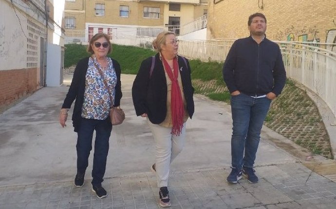 La portavoz de Unidas Podemos en el Ayuntamiento de Huelva y candidata de IU a la Alcaldía de Huelva, Mónica Rossi (centro), durante una visita a la barriada de La Orden.