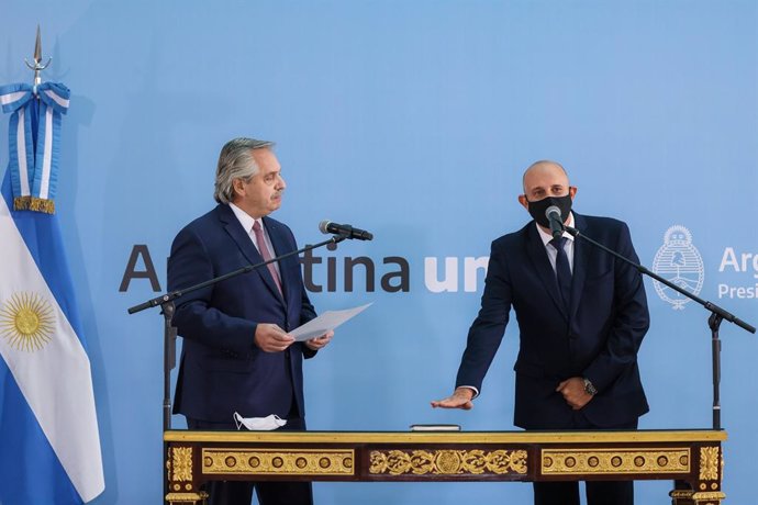 Archivo - El presidente de Argentina, Alberto Fernández, toma juramento al nuevo ministro de transporte, Alexis Guerrera.