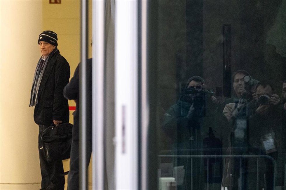 El exdirector de Seguridad en la circulación de Adif, Andrés Cortabitarte, a su llegada a un juicio por el accidente del Alvia, en  la Cidade da Cultura, a 29 de noviembre de 2022, en Santiago de Compostela, A Coruña, Galicia (España). Los familiares y 