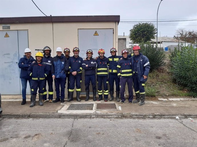 Los bomberos de la Diputación que han participado en la acción formativa de Endesa, en uno de sus centros de transformación.
