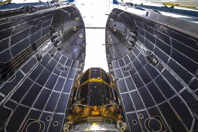 El módulo de aterrizaje lunar M1 de ispace integrado en el carenado del Falcon 9 de SpaceX
