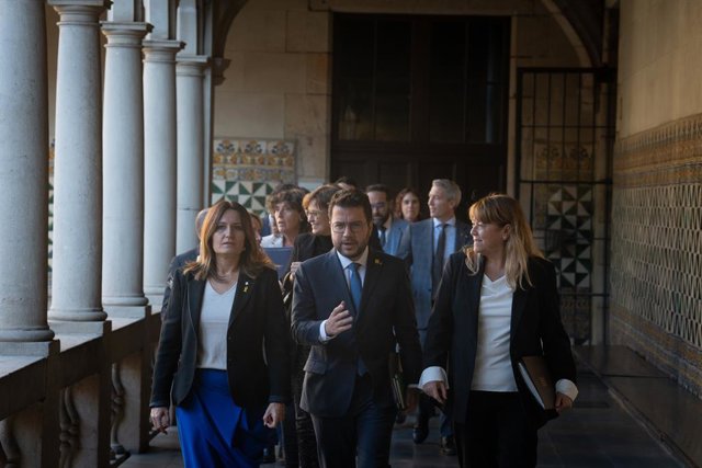 (E-D) La consellera de Presidència, Laura Vilagrà; el president de la Generalitat, Pere Aragonès, i la consellera de Cultura, Natàlia Garriga, abans del Consell Executiu extraordinari sobre el català