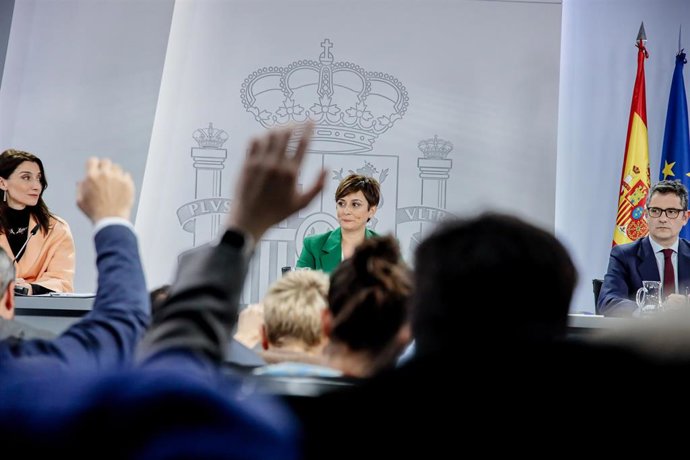 (I-D) La ministra de Justicia, Pilar Llop; la ministra Portavoz, Isabel Rodríguez y el ministro de la Presidencia, Relaciones con las Cortes y Memoria Democrática, Félix Bolaños, durante una rueda de prensa posterior al Consejo de Ministros, en el Palac