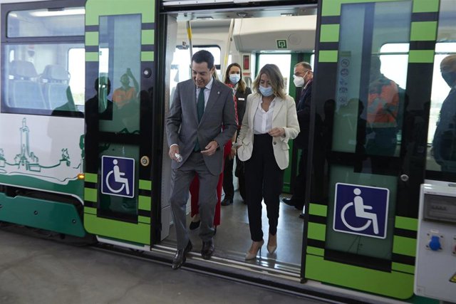 Archivo - El presidente de la Junta de Andalucía, Juanma Moreno, (i) junto a la ministra de Transportes, Movilidad y Agenda Urbana, Raquel Sánchez, (d) bajan del tranvía durante el acto de inauguración del TramBahia