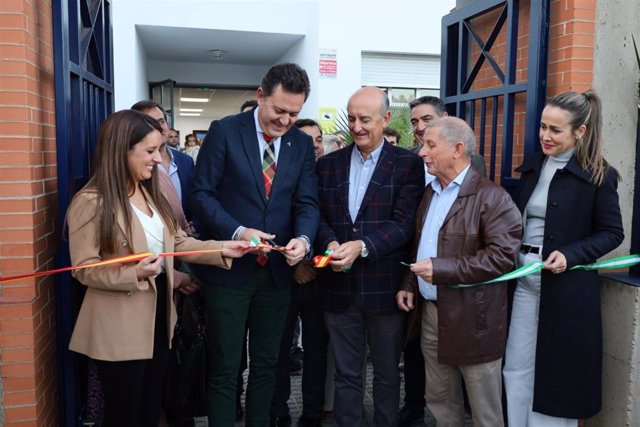 El viceconsejero de Inclusión Social, Juventud, Familias e Igualdad, José Repiso, en la inauguración de la residencia de Afale, en Lepe.