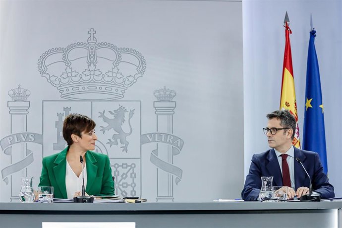 La ministra Portavoz, Isabel Rodríguez (i) y el ministro de la Presidencia, Relaciones con las Cortes y Memoria Democrática, Félix Bolaños (d), durante una rueda de prensa posterior al Consejo de Ministros, en el Palacio de La Moncloa, a 29 de noviembre