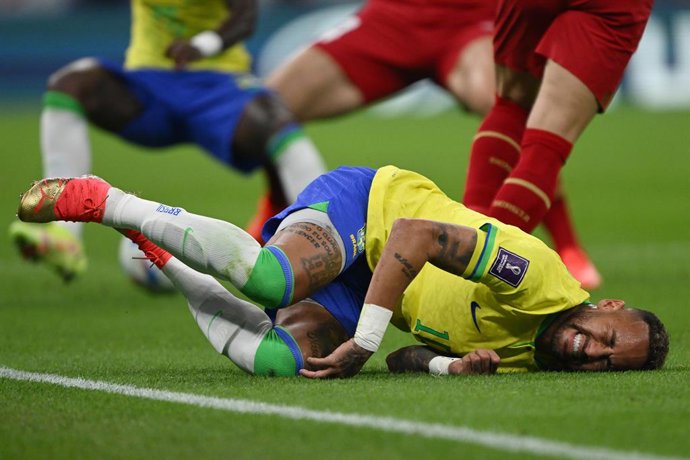 24 November 2022, Qatar, Lusail: Brazil's Neymar lies on the ground injured  during the FIFA World Cup Qatar 2022 Group G soccer match between Brazil and Serbia at the Lusail Stadium. Photo: Robert Michael/dpa