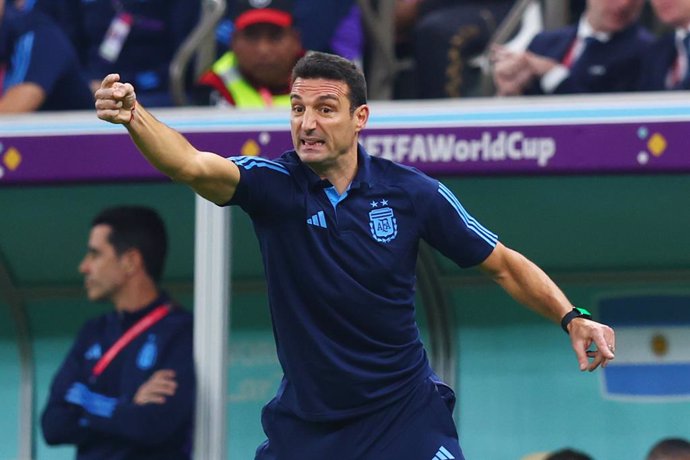 26 November 2022, Qatar, Lusail: Argentina coach Lionel Scaloni gestures on the touchline during the FIFA World Cup Qatar 2022 Group C soccer match between Argentina and Mexico at the Lusail Stadium. Photo: Tom Weller/dpa