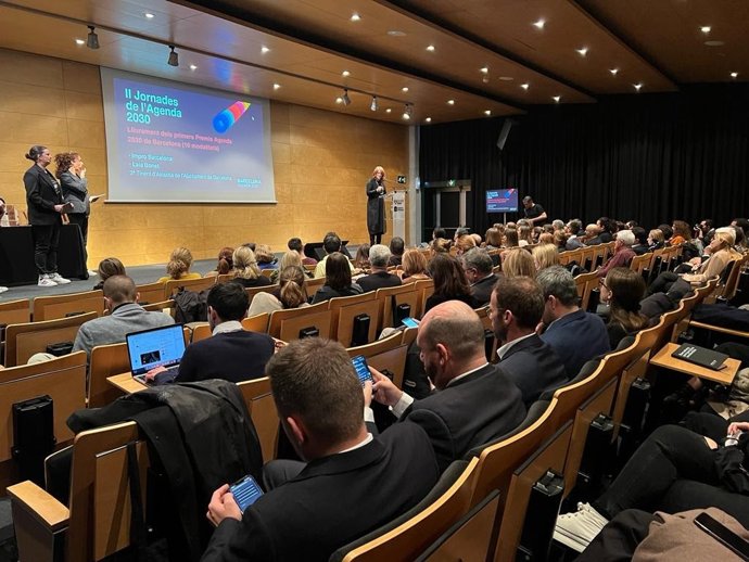 La tercera teniente de alcalde de Barcelona, Laia Bonet, entrega los Premios Agenda 2030 a 10 iniciativas.