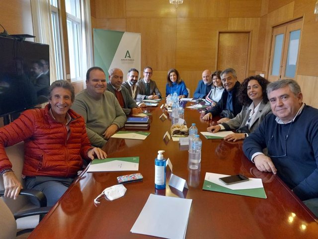 La delegada de Salud y Consumo de la Junta, María Jesús Botella (centro), en la firma de convenios con 12 ayuntamientos de la provincia de Córdoba.