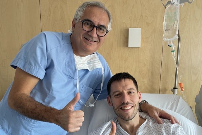 El base del Valencia Basket Sam Van Rossom junto al doctor Ignacio Muñoz