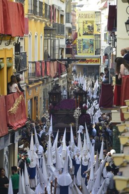 El Cristo de la Fundación de la hermandad de Los Negritos, a su paso por la calle Sierpes.