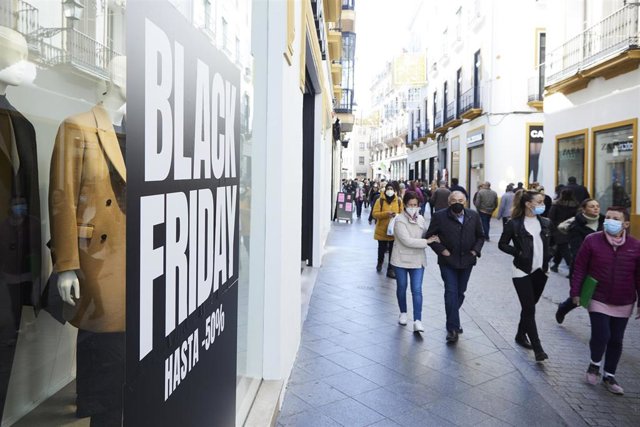 Archivo - Comerciantes de Tetuán anuncian en sus escaparates los descuentos por comprar en la semana del Black Friday, en foto de archivo. 