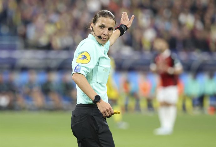 Archivo - Referee Stephanie Frappart during the French Cup Final football match between OGC Nice (OGCN) and FC Nantes (FCN) on May 7, 2022 at Stade de France in Saint-Denis near Paris, France - Photo Jean Catuffe / DPPI