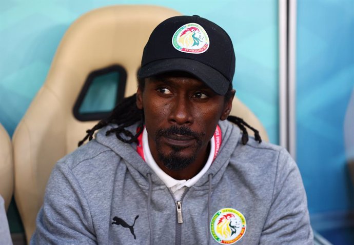 25 November 2022, Qatar, Doha: Senegal coach Aliou Cisse sits on the benchduring the FIFA World Cup Qatar 2022 Group Asoccer match between Qatar and Senegal at Al Thumama Stadium. Photo: David Klein/CSM via ZUMA Press Wire/dpa