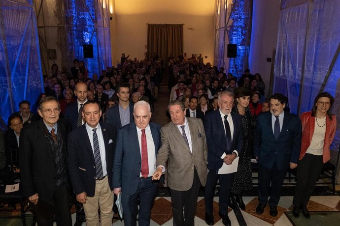 El exalcalde de A Coruña, Francisco Vázquez (5d), el exministro del Interior Jaime Mayor Oreja (4d), y la política vasca María San Gil (3d) en el acto de presentación de la organización NEOS en el parador del Hostal dos Reis Católicos, en Santiago.