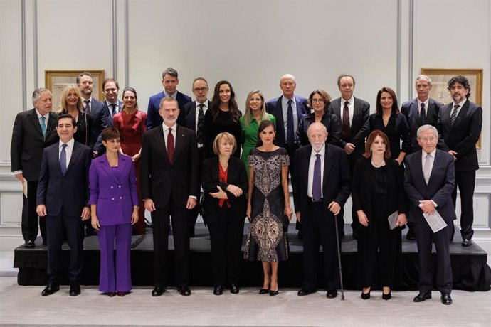 Los Reyes Felipe VI y Letizia (3i y 4d), junto a la ministra Portavoz, Isabel Rodríguez (2i), posan en la foto de grupo en el acto de entrega de la XXXIX Edición del Premio de Periodismo 'Francisco Cercedo', en el Hotel Westin Palace