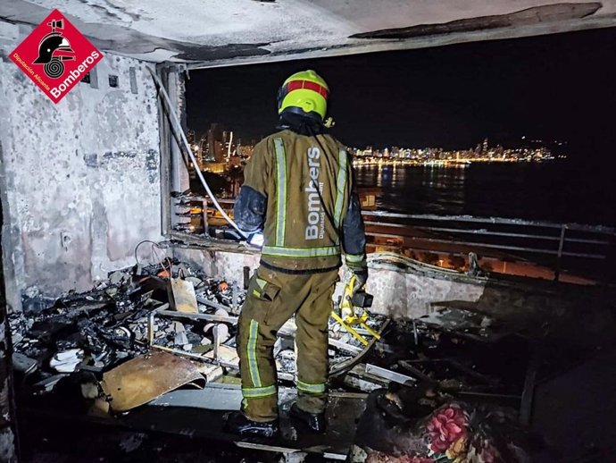 Un incendio en una vivienda deja un herido y obliga a desalojar un edificio en Benidorm