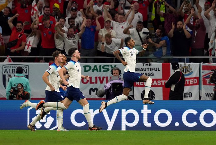 29 November 2022, Qatar, Al Rayyan: England's Marcus Rashford (R) celebrates scoring his side's first goal with teammates during the FIFA World Cup Qatar 2022 Group B soccer match between Wales and England at the Ahmad Bin Ali Stadium. Photo: Martin Ric