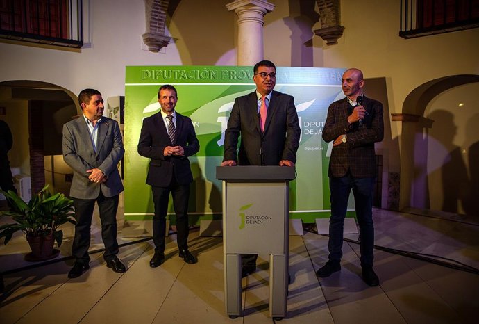 Diputación recibe en los Baños Árabes a los miembros del Consejo Oleícola Internacional