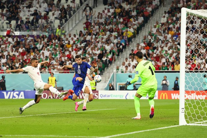 29 November 2022, Qatar, Doha: USA's Christian Pulisic (C) scores his side's first goal during the FIFA World Cup Qatar 2022 Group B soccer match between Iran and USA at Al-Thumama Stadium. Photo: Christian Charisius/dpa