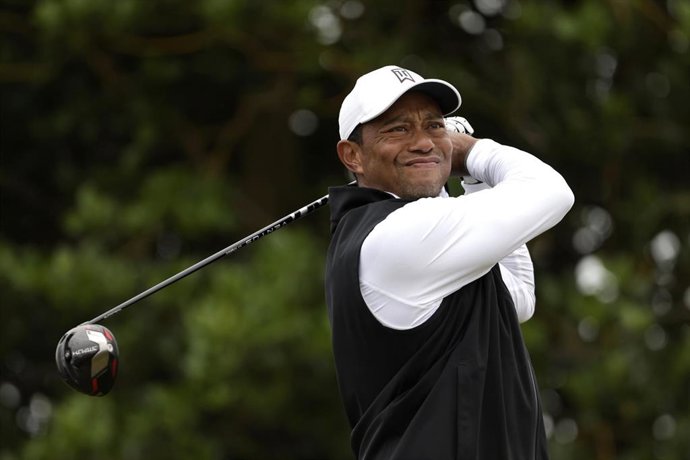 Archivo - Tiger Woods golpea una bola durante el Abierto Británico 2022