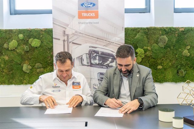 Albert Llovera junto a José Luis Quero, CEO de Ford Trucks España, tras firmar su acuerdo de colaboración