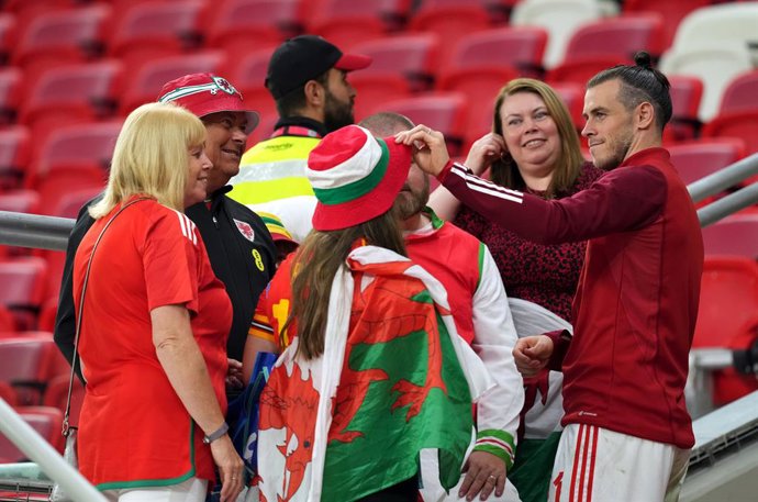29 November 2022, Qatar, Al Rayyan: Wales' Gareth Bale stands with family including mother Debbie, father Frank and sister Vicky after the FIFA World Cup Qatar 2022 Group B soccer match between Wales and England at the Ahmad Bin Ali Stadium. Photo: Mart