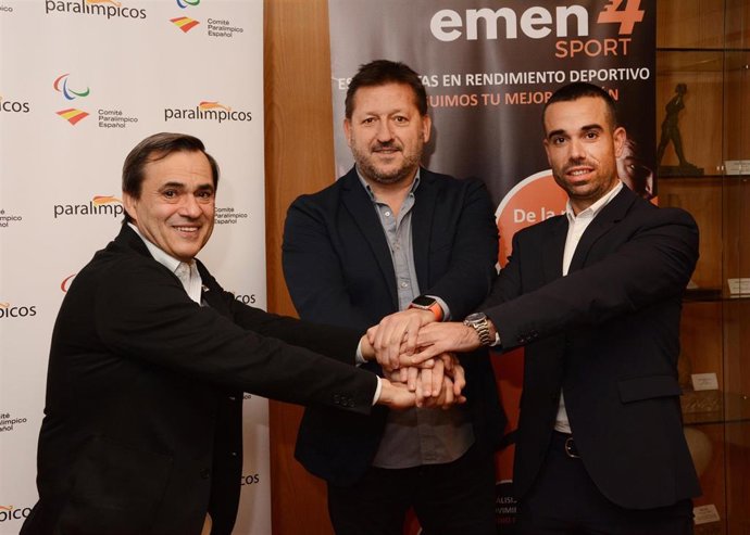 Foto de familia tras el acuerdo entre el Comité Paralímpico Español y la empresa vasca 'Emen 4 Sport'