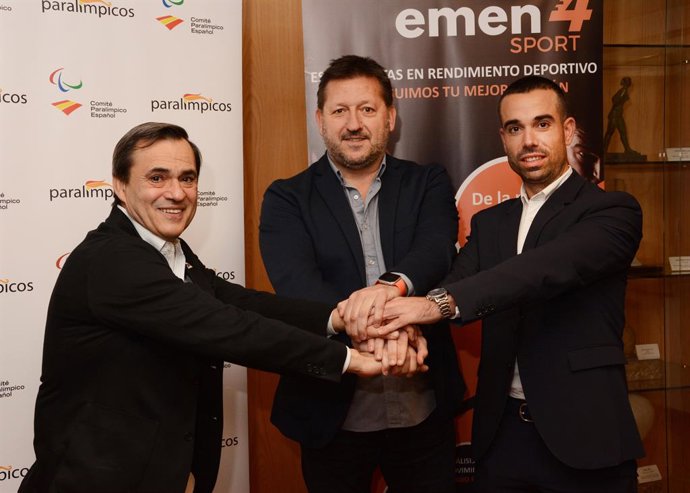 Foto de familia tras el acuerdo entre el Comité Paralímpico Español y la empresa vasca 'Emen 4 Sport'
