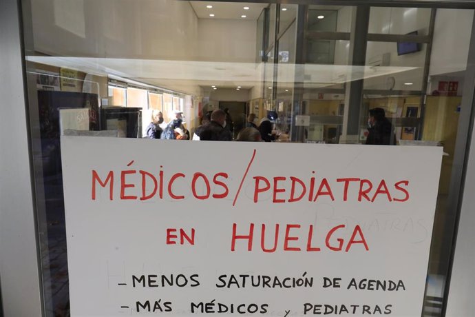 Una pancarta a las puertas del Centro de Salud Arganda del Rey. Archivo.