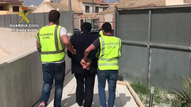 Archivo - Imagen de archivo de la Guardia Civil en una actuación en La Rinconada.