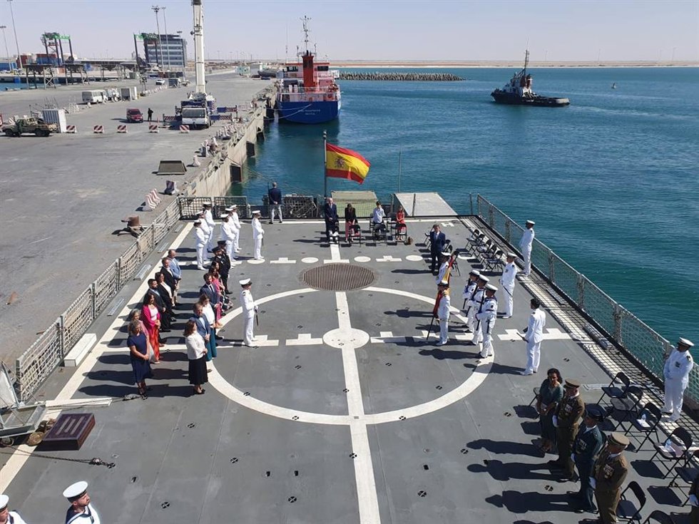 Españoles en Mauritania juran la Bandera en un acto celebrado en el BAM 'Relámpago' aprovechando su escala en el puerto de Nuakchot