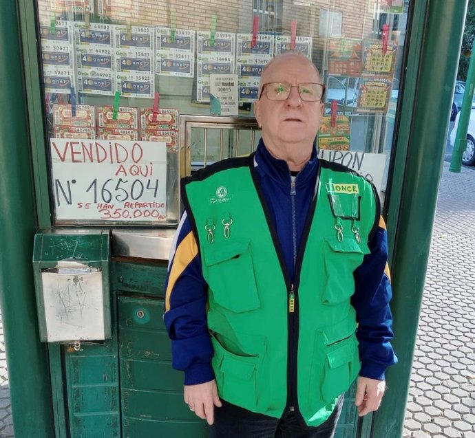 El vendedor de la ONCE Javier García, que tiene su punto de venta en la avenida de los Gavilanes.