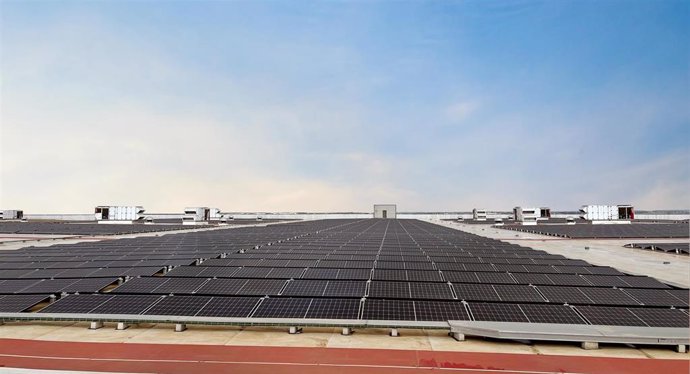 Archivo - Amazon ha instalado en su centro de Dos Hermanas 13.300 paneles solares.