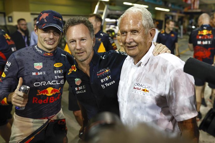Helmut Marko junto a Christian Horner y Max Verstappen tras el Gran Premio de Abu Dhabi 2022