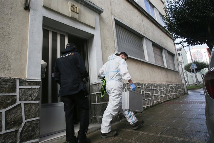 Dos agentes de Policía Nacional en la puerta de la vivienda donde han hallado muerta a una mujer de 42 años, a 28 de noviembre de 2022, en Lugo, Galicia (España).  El cuerpo de una mujer ha sido hallado sin vida a última hora de ayer domingo, 27 de novi