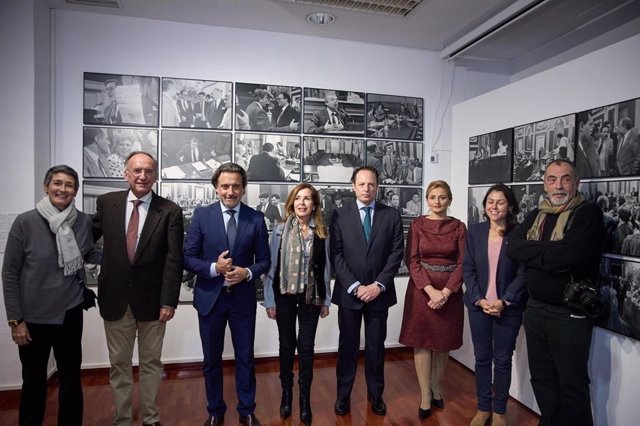 Presentación de la exposición 'Tres miradas. Un recorrido fotográfico por 40 años del Parlamento de Canarias' en la Delegación de Canarias en Madrid