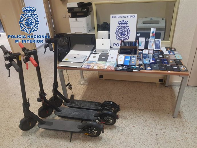 "La Policía Nacional Detiene A Un Varón Dedicado A La Receptación De Móviles De Alta Gama Previamente Sustraídos" (Hay Imágenes)