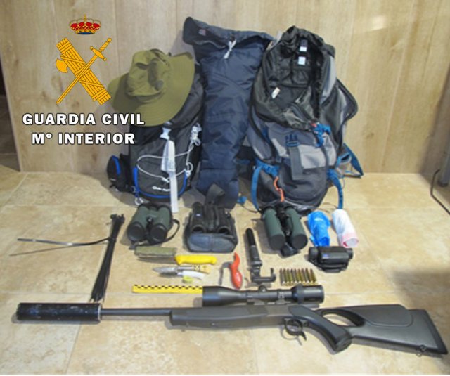 Rifle y objetos intervenidos.