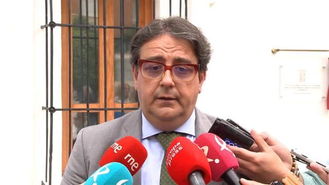 Archivo - El vicepresidente segundo y consejero de Sanidad y Servicios Sociales de la Junta de Extremadura, José María Vergeles, en declaraciones a los medios de comunicación