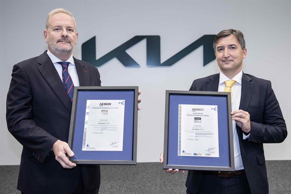 Entrega de certificación a Eduardo Dívar, Director General