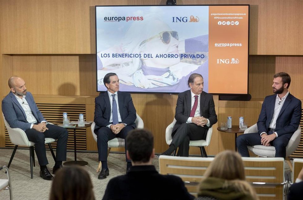 (I-D) El director de estrategia de inversión en ING España, Paco Quintana; el presidente de INVERCO, Ángel Martínez-Aldama; el presidente de Renta4 Gestora, Antonio Fernández Vera y el director asociado en Willis Towers Watson en el área de pensiones y