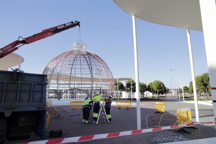 Montaje de luces y adornos de Navidad en el Puerto de Huelva.