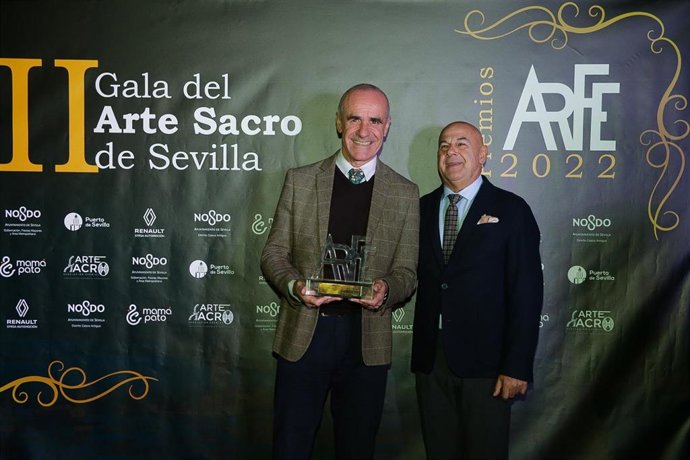 El alcalde de Sevilla, Antonio Muñoz, recoge el Premio Arfe de manos del presidente de la Asociación Gremial Arte Sacro, Francisco Carrera Iglesias.