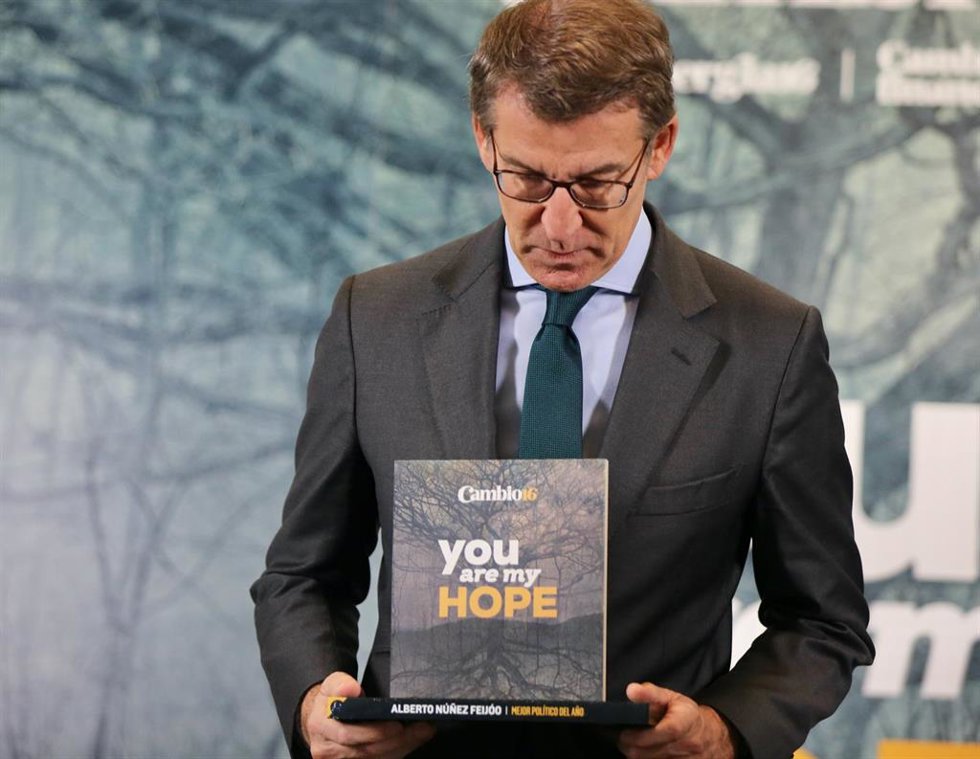 El presidente del Partido Popular (PP), Alberto Núñez Feijóo, con el Premio al Mejor Político, otorgado por la revista Cambio 16, en el Westin Palace, a 30 de noviembre de 2022, en Madrid (España). Los Premios Cambio16 reconocen anualmente a todos los l