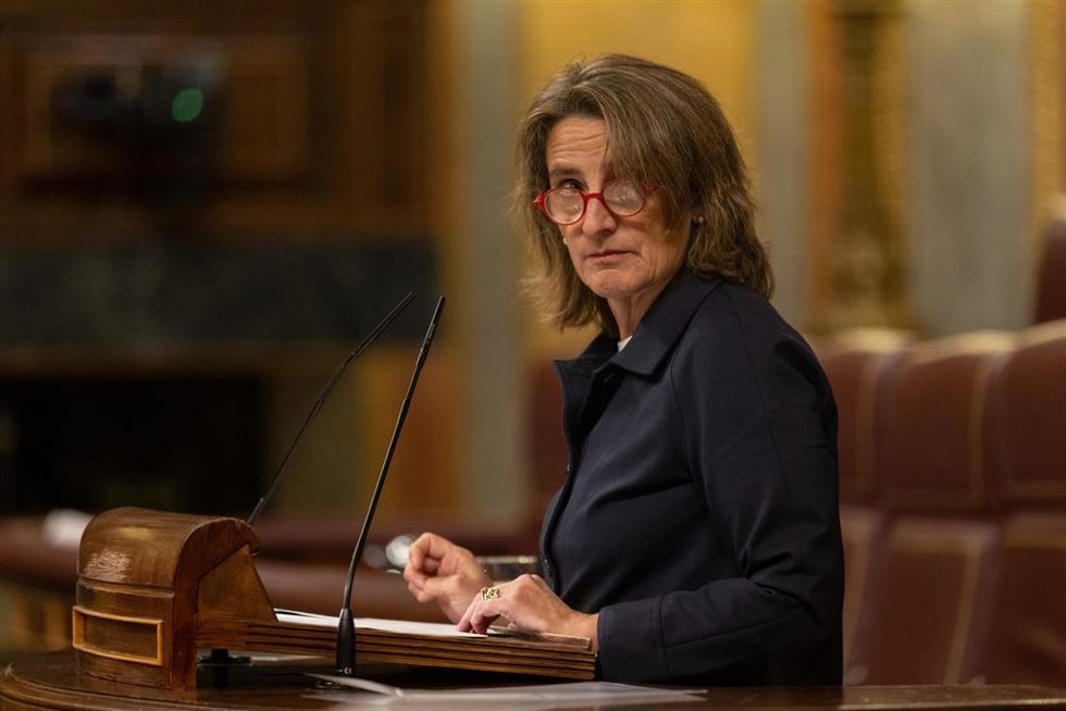 La vicepresidenta tercera y ministra de Transición Ecológica y Reto Democrático, Teresa Ribera, interviene durante una sesión plenaria en el Congreso de los Diputados, a 23 de noviembre de 2022, en Madrid (España).