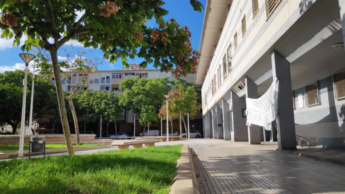Archivo - El centro de Salud de Son Gotleu, con una sábana colgada entre dos columnas pidiendo en tres idiomas (castellano, árabe e inglés) llamar por teléfono antes de acudir al centro, durante la pandemia de COVID.